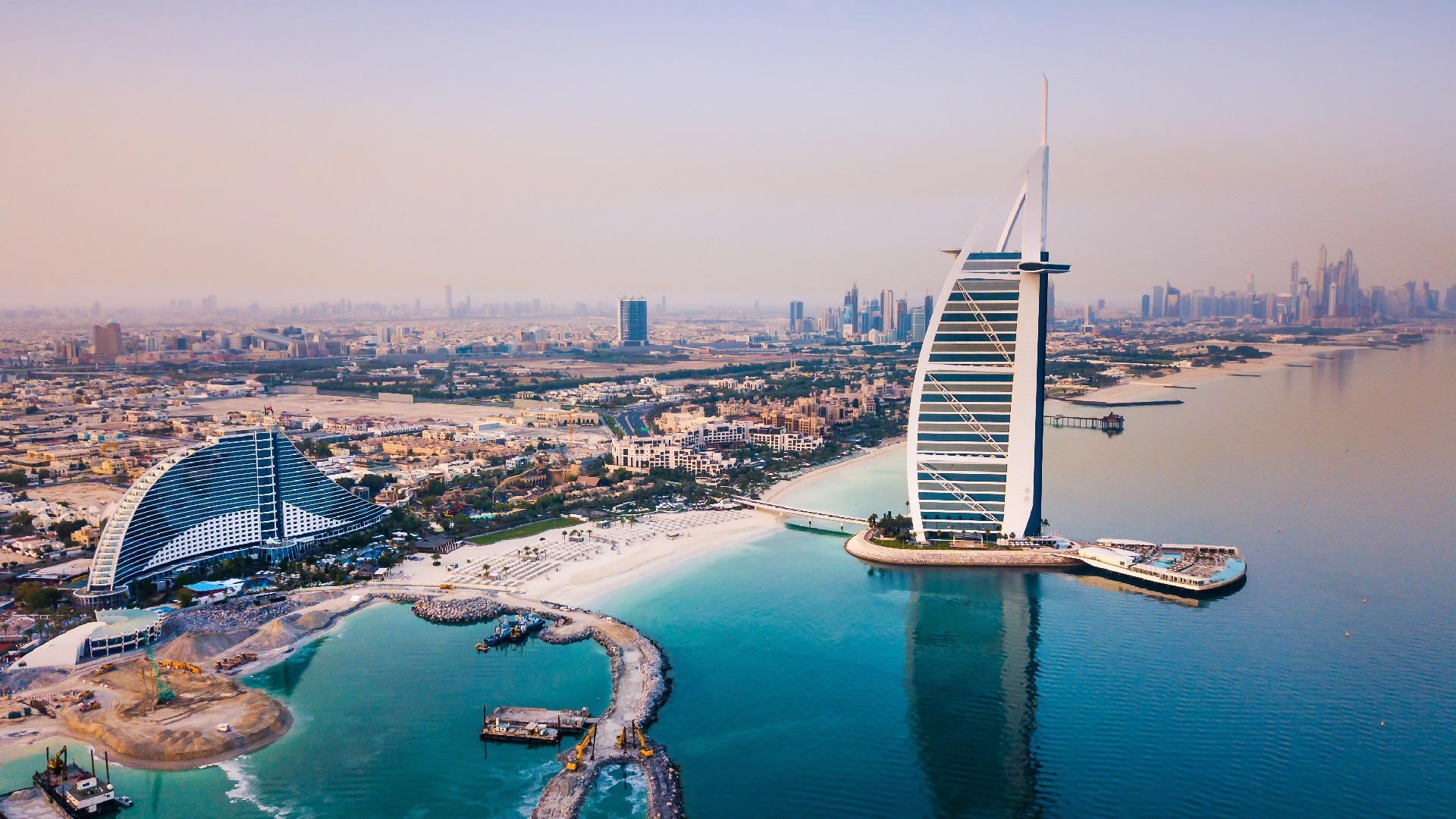 Burj,Al,Arab,Luxury,Hotel,And,Dubai,Marina,Skyline,In